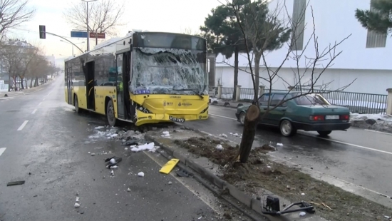 إسطنبول.. حادث سير مروع بين حافلة البلدية وشاحنة يتسبب بعدد من الإصابات