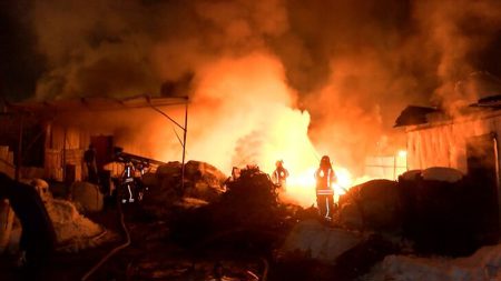 حريق ضخم في مستودع إعادة التدوير بإسطنبول