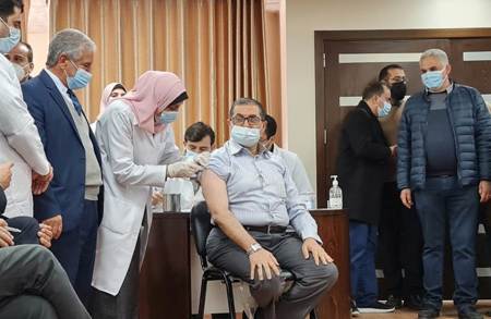 انطلاق حملة التطعيم ضد كورونا في قطاع غزّة الفلسطيني المحاصر