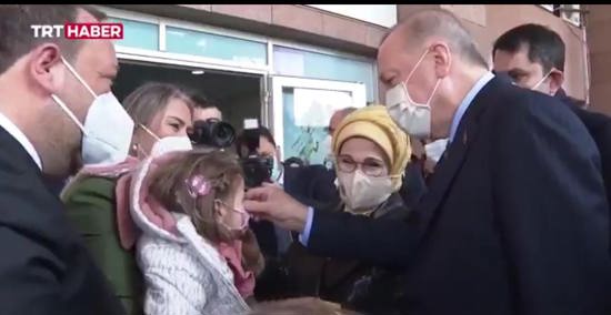 الرئيس أردوغان وحرمه يلتقيان الطفلة المعجزة عايدة في إزمير