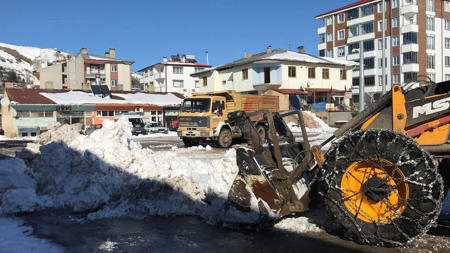 نقل 250 طناً من الثلج بواسطة الشاحنات في هذه المدينة