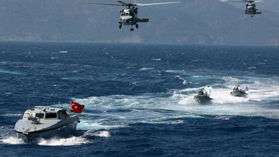 المقاتلات الحربية اليونانية تتحرش بسفينة تركية وتتلقى الرد على الفور