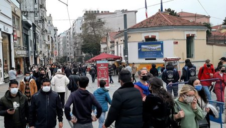 شمس إسطنبول الدافئة تعيد أماكنها السياحية إلى ما كانت عليه قبل الوباء
