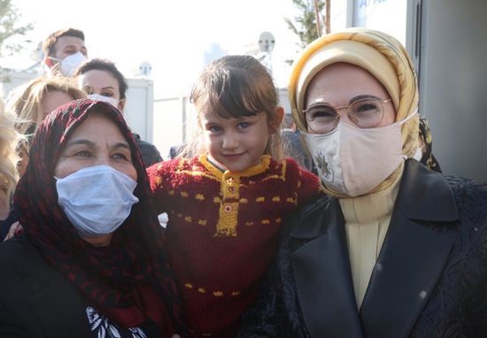 زيارة السيدة أمينة أردوغان للمواطنين الذي فقدوا بيوتهم جرّاء زلزال إزمير