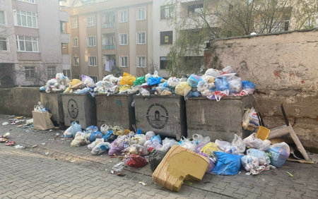 تكدس القمامة في شوارع بلديات إسطنبول بسبب إضراب العمال