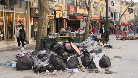 تكدس جبال من القمامة بشوارع بلدية مالتيبيه بإسطنبول