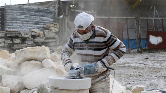 في ولاية هطاي.. لاجئ سوري يبدع في تحويل الأحجار إلى أواني