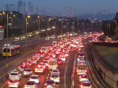 في ساعات الصباح.. طرق إسطنبول تشهد كثافة مرورية عالية 