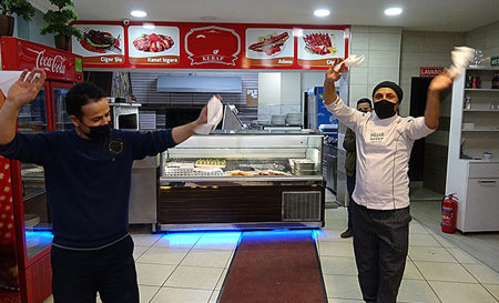 أصحاب المطاعم في دوزجي يرقصون "هالاي" التركية