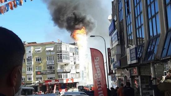 اندلاع حريق هائل في سطح مبنى بإسطنبول